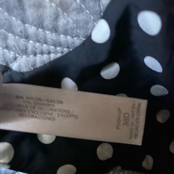 Victoria Secret - Picture 2 of 2